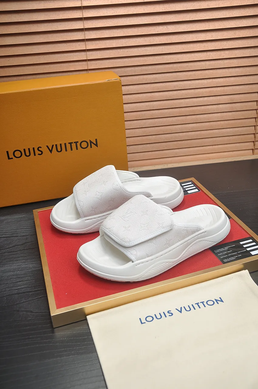 Men's men's shoes 💰340💶 [Louis Vuitton LV slippers] (high-end cowhide) counter 1:1 fashion style, a must-have for summer! The designer used LV’s iconic outsole. The original simple slippers instantly become fashionable! The upper is made of flexible special cowhide leather straps alternately, and the workmanship is exquisite! A must-have for stylish men in summer, size 38-45 (45 customized)